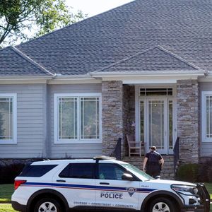 Les secours l’ont retrouvée en arrêt cardiaque dans une résidence de Greenville.

Le 19 août 2026, la police est photographiée alors qu’elle effectue un contrôle au domicile associé aux frères Hickerson, après la mort de Hayden Panettiere.

The ImageDirect / Bestimage