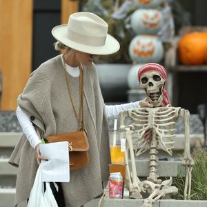 Exclusif - Alors que Jade est rentrée du lycée, maintenant au volant de sa nouvelle voiture, avec sa soeur Joy et Aliosha, le fils de J.Lespert, Laeticia Hallyday et son compagnon Jalil Lespert arrivent à la villa en fin d’après-midi avec les filles de ce dernier. Le 31 octobre 2022