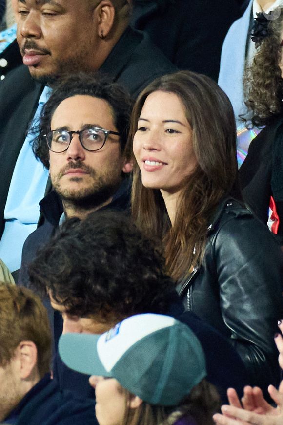 Info - Emilie Broussouloux, femme de Thomas Hollande, enceinte de son 3eme enfant et ce sera une fille  - Thomas Hollande et sa femme Emilie Broussouloux - People des les tribunes de la coupe du Monde de Rugby France 2023 - Match de quart de finale "France-Afrique du Sud (28-29)" au Stade de France à Saint-Denis 15 octobre 2023. © Moreau-Jacovides/Bestimage