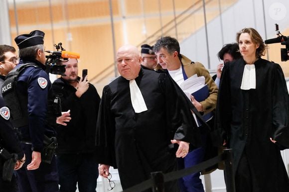 Procès de Stéphane Plaza: l’animateur arrive au tribunal correctionnel de Paris le 9 janvier 2025 avec ses avocats Carlo Alberto Brusa et Hélène Plumet.
Stéphane Plaza est jugé ce jeudi devant le tribunal correctionnel de Paris pour des violences sur deux anciennes compagnes.
L'agent immobilier de 54 ans aurait dû être jugé en août 2024 mais il ne s'était pas présenté à l'audience, en raison, selon sa défense, de « fragilités psychologiques ». Une expertise psychiatrique ordonnée par le tribunal a depuis confirmé qu'il était en état d'être jugé.

© Christophe Clovis / Bestimage