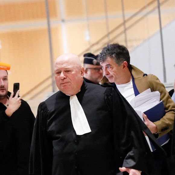 Procès de Stéphane Plaza: l’animateur arrive au tribunal correctionnel de Paris le 9 janvier 2025 avec ses avocats Carlo Alberto Brusa et Hélène Plumet.
Stéphane Plaza est jugé ce jeudi devant le tribunal correctionnel de Paris pour des violences sur deux anciennes compagnes.
L'agent immobilier de 54 ans aurait dû être jugé en août 2024 mais il ne s'était pas présenté à l'audience, en raison, selon sa défense, de « fragilités psychologiques ». Une expertise psychiatrique ordonnée par le tribunal a depuis confirmé qu'il était en état d'être jugé.

© Christophe Clovis / Bestimage