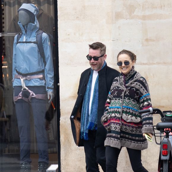 Exclusif - Macaulay Culkin et Natalie Portman sont allés déjeuner au Steam Bar (un restaurant asiatique) puis faire une balade à Paris lors de la Fashion Week de Paris (PFW) le 6 mars 2026. AGENCE / BESTIMAGE