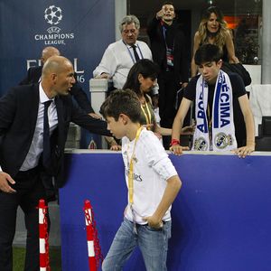 Zinédine Zidane félicité par sa femme Véronique et ses enfants Elyaz et Théo - Le Real Madrid de Zinédine Zidane remporte la Ligue des champions aux tirs au buts face à l'Atlético de Madrid, (1-1 après prolongations, 5-3 aux t.a.b.) à Milan le 28 mai 2016.