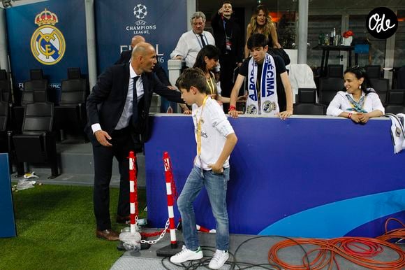 Zinédine Zidane félicité par sa femme Véronique et ses enfants Elyaz et Théo - Le Real Madrid de Zinédine Zidane remporte la Ligue des champions aux tirs au buts face à l'Atlético de Madrid, (1-1 après prolongations, 5-3 aux t.a.b.) à Milan le 28 mai 2016.