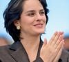 Elle apparaît en train de l’allaiter, dévoilant au passage son impressionnante chevelure brune.

Noémie Merlant lors de la séance photo de « Roma Elastica » dans le cadre du Festival de Cannes 2026, à Cannes (France), le 21 mai 2026. Photo de Franck Castel/ABACAPRESS.COM