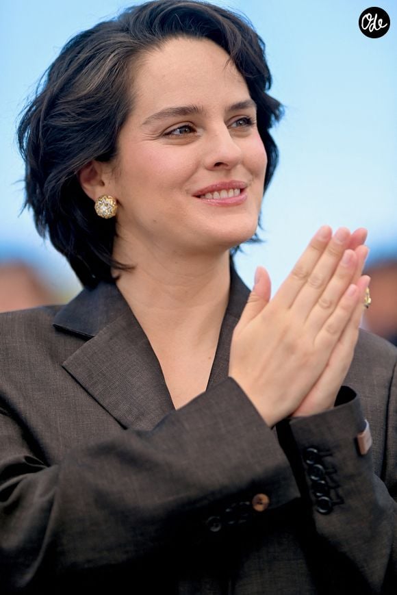 Elle apparaît en train de l’allaiter, dévoilant au passage son impressionnante chevelure brune.

Noémie Merlant lors de la séance photo de « Roma Elastica » dans le cadre du Festival de Cannes 2026, à Cannes (France), le 21 mai 2026. Photo de Franck Castel/ABACAPRESS.COM