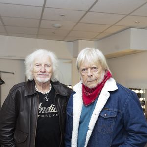 Exclusif - Hugues Aufray et Renaud en backstage du concert de Hugues Aufray au Le Dôme de Paris - Palais des Sports le 9 novembre 2025.

© Jack Tribeca / Bestimage