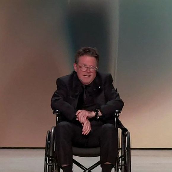 L'acteur a délivré un émouvant discours après avoir reçu le le Bob Hope Humanitarian Award.

Los Angeles - Michael J. Fox a reçu deux ovations debout lors d'un discours émouvant aux Emmy Awards 2026 le lundi 14 septembre 2026.
Crédit : NBC / Backgrid UK via Bestimage