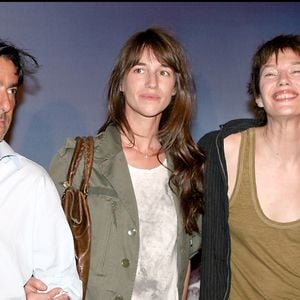 Ainsi, Jane Birkin, Charlotte Gainsbourg mais aussi sa fille Alice Attal, ainsi que Lou Doillon et son fils aîné Marlowe, tous affichent la même minceur. 

Yvan Attal, Charlotte Gainsbourg et Jane Birkin