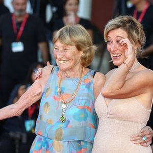 C'est la grand-mère de la jeune fille Marisa Borini qui a partagé un cliché sur Instagram.


Venise, Vénétie, Italie : Valeria Bruni Tedeschi, émotive, aux côtés de sa mère Marisa Borini sur le tapis rouge pour la première projection de Duse lors du 82ᵉ Festival de cinéma de Venise au Lido de Venise, en Italie. © Mickael Chavet/ZUMA Press Wire / Bestimage