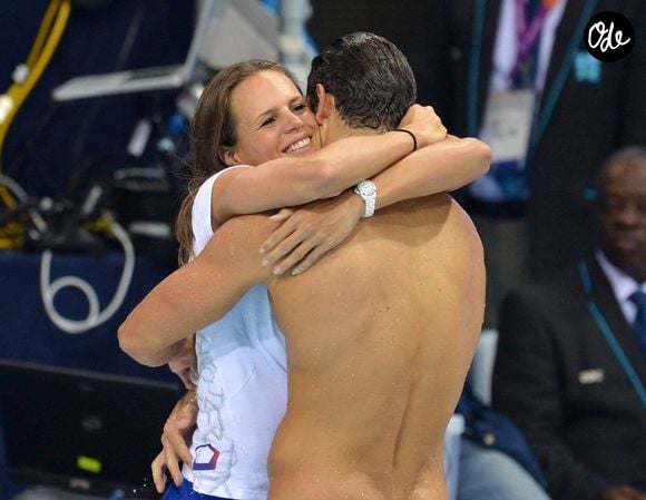 De son côté, Laure Manaudou vit dans une maison située près d'Arcachon, dans le Sud-Ouest.

Archives - Laure Manaudou enlace son frère Florent Manaudou, médaille d'or aux Jeux Olympiques de 2012 à Londres, le 3 août 2012. 
© Xinhua / Panoramic / Bestimage