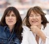 Elle évoque cette pièce avec tant de valeur à ses yeux, mais aussi le vide laissé par la disparition de sa mère, auprès de nos confrères.
Charlotte Gainsbourg, Jane Birkin (habillée en Celine) au photocall du film Jane par Charlotte (Cannes première) lors du 74ème festival international du film de Cannes le 8 juillet 2021
© Borde / Jacovides / Moreau / Bestimage