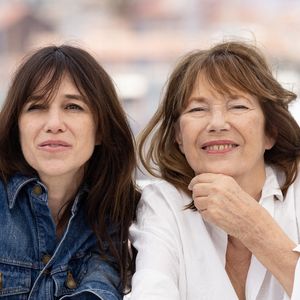 Elle évoque cette pièce avec tant de valeur à ses yeux, mais aussi le vide laissé par la disparition de sa mère, auprès de nos confrères. 


Charlotte Gainsbourg, Jane Birkin (habillée en Celine) au photocall du film Jane par Charlotte (Cannes première) lors du 74ème festival international du film de Cannes le 8 juillet 2021

© Borde / Jacovides / Moreau / Bestimage