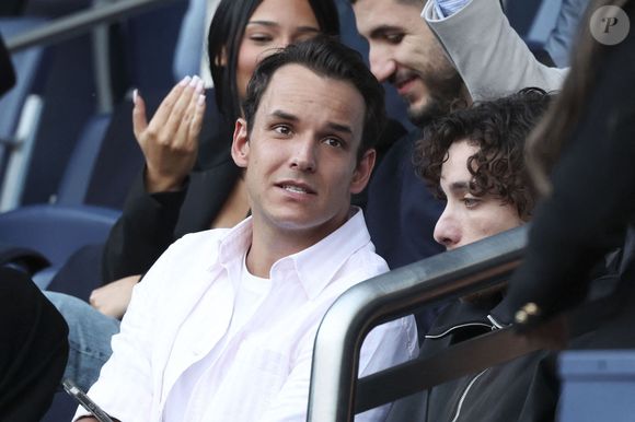 Il est annoncé au casting de la série "Immeuble partagé"

Theo Curin