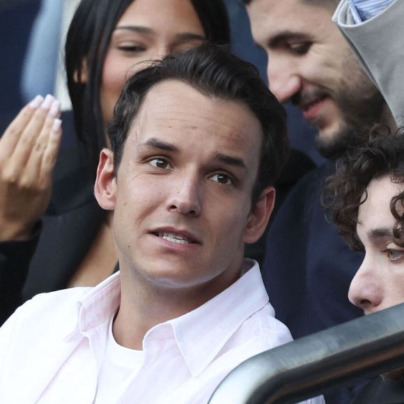 Il est annoncé au casting de la série "Immeuble partagé"

Theo Curin