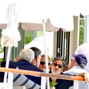 Charlotte Gainsbourg et son compagnon Yvan Attal déjeunent sur la terrasse de l’Eden Roc au Cap d’Antibes lors du 78ème Festival International du Film de Cannes le 18 mai 2025.