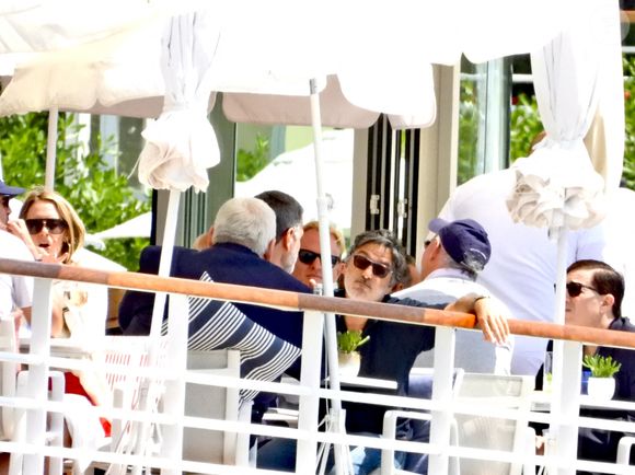 Charlotte Gainsbourg et son compagnon Yvan Attal déjeunent sur la terrasse de l’Eden Roc au Cap d’Antibes lors du 78ème Festival International du Film de Cannes le 18 mai 2025.