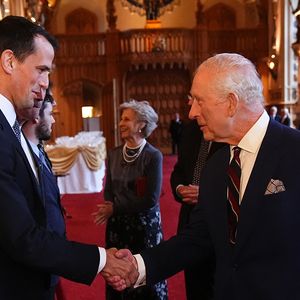 Le roi Charles III d'Angleterre assiste à une réception en l'honneur des personnes impliquées dans la musique communautaire au Royaume-Uni, au château de Windsor le 3 avril 2025. © Aaron Chown/WPA-Pool / Julien Burton via Bestimage