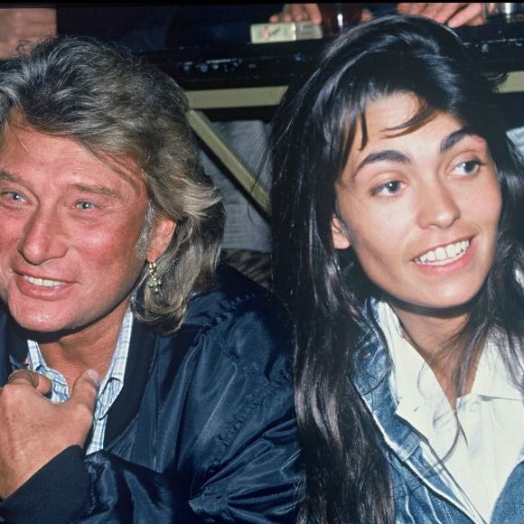 35 ans après son mariage avec Johnny Hallyday

Adeline Blondieau et Johnny Hallyday à Paris, le 1er mars 1994. Cédit photo : Bestimage