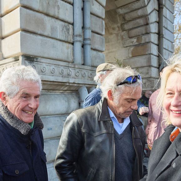 Claude Lelouch, Paul Belmondo et Luana Belmondo - Inauguration de "La promenade Jean-Paul Belmondo" au terre-plein central du pont de Bir-Hakeim, ouvrage public communal situé sous le viaduc du métro aérien, à Paris (15e, 16e) le 12 avril 2023. © Cyril Moreau/Bestimage
