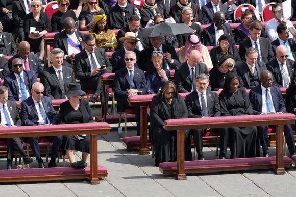 Le premier ministre canadien Mark Carney, deuxième rangée au centre, assiste à la messe inaugurale du pape Léon XIV sur la place Saint-Pierre dans la Cité du Vatican, le dimanche 18 mai 2025.  The Canadian Press/ABACAPRESS.COM//Adrian Wyld