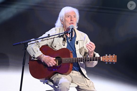 Hugues Aufray lors de l'enregistrement de l'émission "Vivement dimanche" à Paris, France, le 9 septembre 2025 et diffusée le 12 octobre 2025 sur France 3. © Guillaume Gaffiot/Bestimage