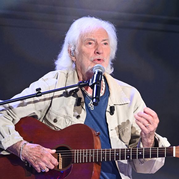 Hugues Aufray lors de l'enregistrement de l'émission "Vivement dimanche" à Paris, France, le 9 septembre 2025 et diffusée le 12 octobre 2025 sur France 3. © Guillaume Gaffiot/Bestimage