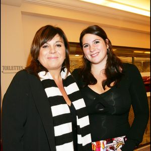 Exclusif - Michèle Bernier et sa fille Charlotte sur les Champs-Elysées RINDOFF-GUIREC / BESTIMAGE