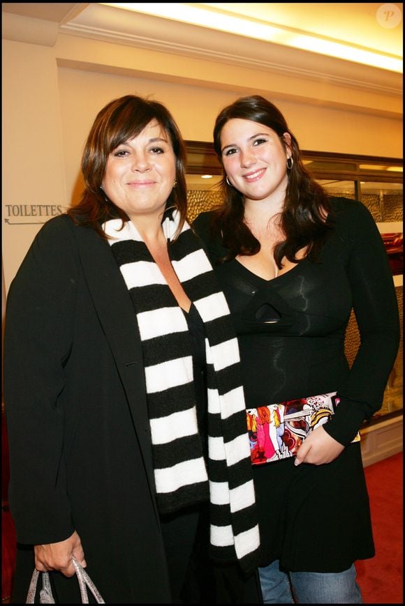 Exclusif - Michèle Bernier et sa fille Charlotte sur les Champs-Elysées RINDOFF-GUIREC / BESTIMAGE