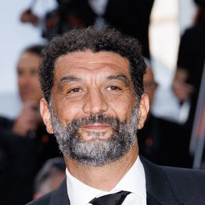 Son médecin lui a alors imposé un arrêt complet de ses habitudes pendant dix ans afin de reconstruire sa santé, le contraignant à adopter un régime strict à base de poulet et de riz. 

Ramzy Bedia - Montée des marches du film « The Phoenician Scheme » lors du 78ème Festival International du Film de Cannes, au Palais des Festivals à Cannes. Le 18 mai 2025
© Jacovides-Moreau / Bestimage