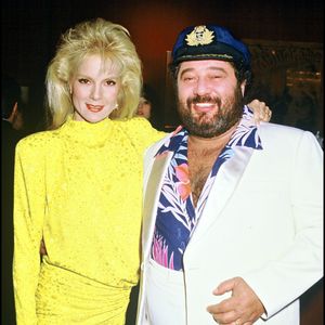 Archives - Sylvie Vartan et le chanteur Carlos aux Victoires de la Musique 1985. RINDOFF-PATERSON / BESTIMAGE