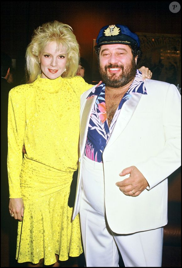 Archives - Sylvie Vartan et le chanteur Carlos aux Victoires de la Musique 1985. RINDOFF-PATERSON / BESTIMAGE