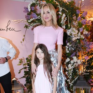 Adriana Karembeu avec sa fille Nina - A l'occasion de la fête des Mères, Adriana Karembeu et Lenôtre s'associent pour créer l'entremets "Nina" au Pré Catelan à Paris le 29 avril 2025. © Rachid Bellak/Bestimage