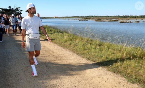 Le chanteur-auteur-compositeur Ycare a démarré ce matin une aventure hors du commun : une marche en Vendée à raison de 25 à 30km par jour, du lundi 25 mai au lundi 17 juin.
Avec chaque soir un Concert en guitare-voix dans un endroit insolite.  

© Noël Carrier/Bestimage