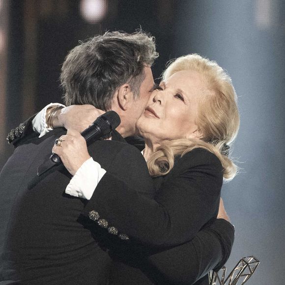 Sylvie Vartan sur scène reçoit un prix d'honneur de David Hallyday lors des 40èmes Victoires De La Musique à La Seine Musicale le 14 février 2025 à Boulogne-Billancourt, France. Photo de David NIVIERE/ABACAPRESS.COM