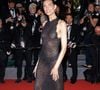 Ce modèle entièrement transparent laissait deviner une simple culotte noire et l'absence de soutien-gorge.

Charlotte Cardin - Montée des marches du film " La vie d'une femme " lors du 79ème Festival International du Film de Cannes, le 13 mai 2026. © Jacovides-Moreau / Bestimage