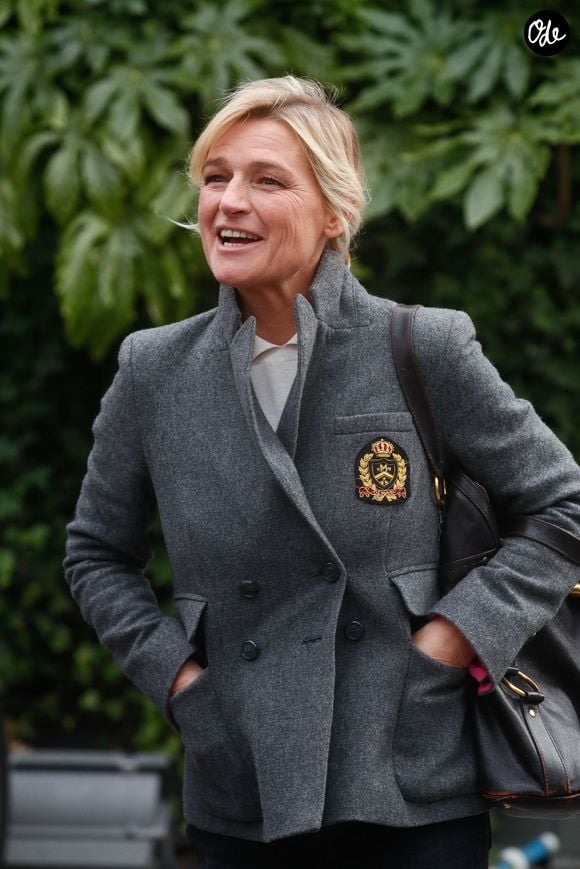 Elle a préféré se concentrer sur sa famille

Semi-exclusif - Anne-Elisabeth Lemoine - À son arrivée sur le plateau de l'émission « Vivement Dimanche », présentée par Michel Drucker et diffusée sur France 3 le 19 novembre, au Studio Gabriel à Paris. 
© Christophe Clovis / Bestimage