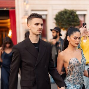 Roméo Beckham et sa compagne Kim Turnbull sortent de l'hôtel La Réserve Paris - Hotel and Spa pour se rendre au défilé de Victoria en marge de la Fashion Week de Paris (PFW), à Paris, France, le 7 mars 2025. © Tiziano da Silva/Bestimage