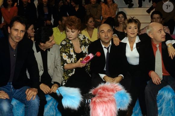 Archives - En France, à Paris, sur le plateau de l'émission "Nom de code : Balasko", de gauche à droite, Thierry Lhermitte, Christian Clavier, Josiane Balasko, Gérard Jugnot, Marie-Anne Chazel, et Michel Blanc, une partie de la troupe du Splendid. Le 15 décembre 1997
© Michel Marizy via Bestimage