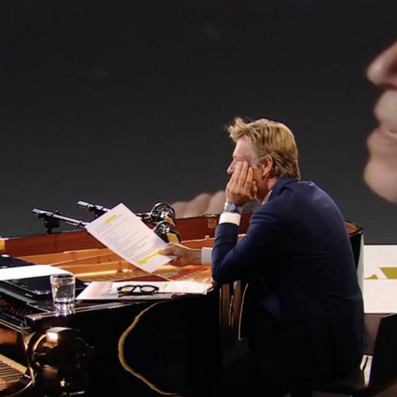 Laurent Delahousse reçoit Julien Clerc dans l'émission "20h30 le dimanche", France 2, le 8 juin 2025.