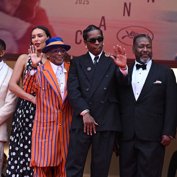 (de gauche à droite) Jeffrey Wright, Aubrey Joseph, Ilfenesh Hadera, Spike Lee, ASAP Rocky, Wendell Pierce et Alan Fox à la projection de "Highest 2 Lowest" au 78ème Festival de Cannes à Cannes, France, le 19 mai 2025. Photo : Doug Peters/PA Wire.