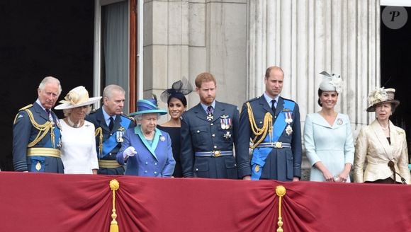 Le prince Charles, Camilla Parker Bowles, la reine Elizabeth II d'Angleterre, Meghan Markle, le prince Harry, le prince William, Kate Middleton, la princesse Anne - La famille royale d'Angleterre lors de la parade aérienne de la RAF pour le centième anniversaire au palais de Buckingham à Londres, le 10 juillet 2018, à l'époque où le clan était uni.