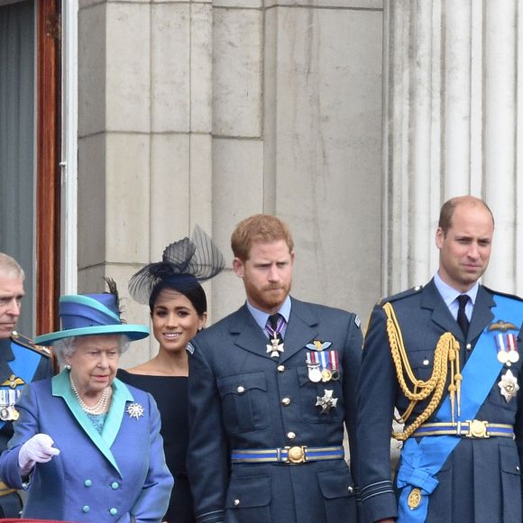 Le prince Charles, Camilla Parker Bowles, la reine Elizabeth II d'Angleterre, Meghan Markle, le prince Harry, le prince William, Kate Middleton, la princesse Anne - La famille royale d'Angleterre lors de la parade aérienne de la RAF pour le centième anniversaire au palais de Buckingham à Londres, le 10 juillet 2018, à l'époque où le clan était uni.