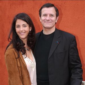 L'acteur français Francis Huster et son épouse l'actrice brésilienne Cristiana Reali arrivent à Roland Garros pour assister à la finale féminine des Internationaux de France de Tennis 2004 à Paris-France le samedi 5 juin 2004. Photo Gorassini-Zabulon/ABACA.