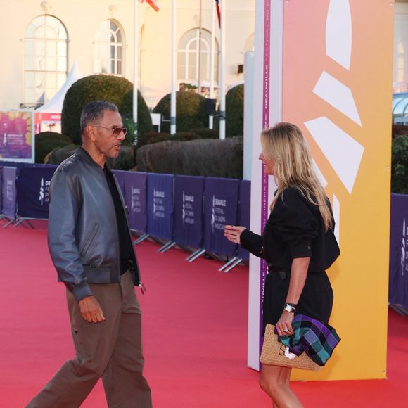 Roschdy Zem et sa compagne Sarah Poniatowski sur le tapis rouge lors de la première du film 'L'Invitation' pendant la 52ème édition du Festival du Cinéma Américain de Deauville, France, le 5 septembre 2026. © Denis Guignebourg/Bestimage