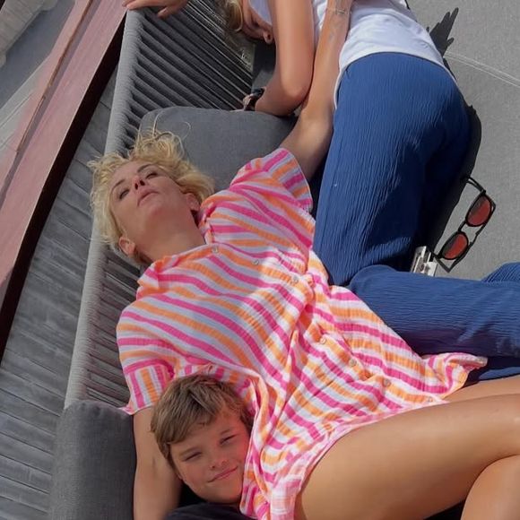 Elodie Gossuin, véritable maman poule, a tout fait pour mettre ses enfants à l'abri 
Elodie Gossuin et ses enfants sur un bateau, photo tirée d'Instagram