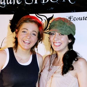 EXCLUSIF. La chanteuse française Nolwenn Leroy rend visite à son amie de la Star Academy 2, Anne-Laure Sibon, lors d'un concert au Sentier des Halles à Paris, France, le 16 février 2006. Photo par Denis Guignebourg/ABACAPRESS.COM
