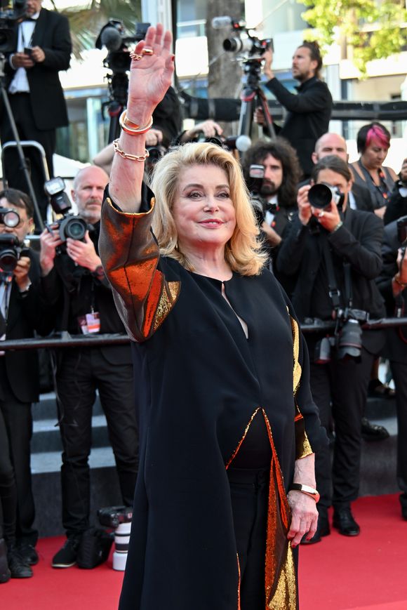 Catherine Deneuve - Montée des marches du film « L’amour ouf » lors du 77ème Festival International du Film de Cannes, au Palais des Festivals à Cannes. Le 23 mai 2024. © Bruno Bebert / Bestimage