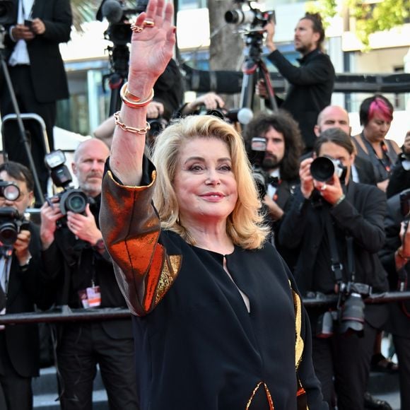 Catherine Deneuve - Montée des marches du film « L’amour ouf » lors du 77ème Festival International du Film de Cannes, au Palais des Festivals à Cannes. Le 23 mai 2024. © Bruno Bebert / Bestimage