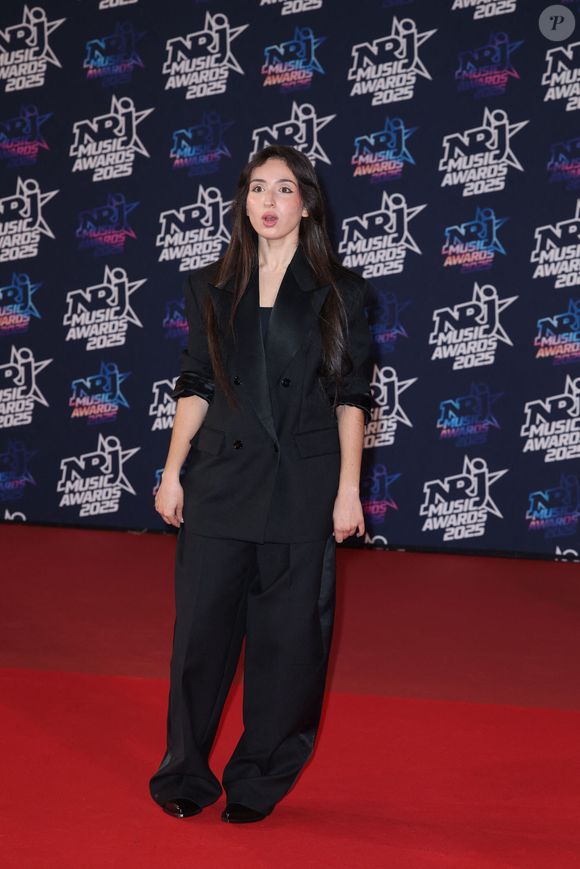 Elle a notamment confié que sa fille avait été recalée deux fois de "The Voice", avant d'être sacrée dans la "Star Academy". 

Ambre (Star Academy 2025) au photocall de la 27ème édition des NRJ Music Awards au palais des Festivals de Cannes, France, le 31 octobre 2025. © Dominique Jacovides/Bestimage